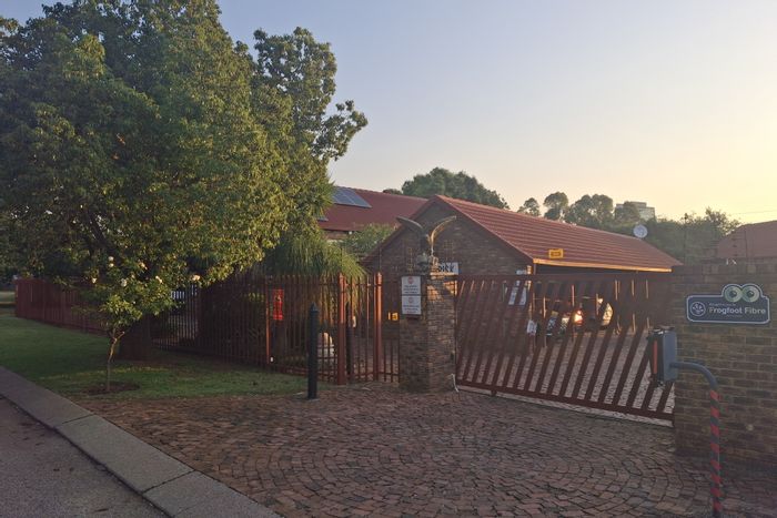 Garsfontein Townhouse For Sale: 3 beds, upgraded kitchen, private garden, close amenities.
