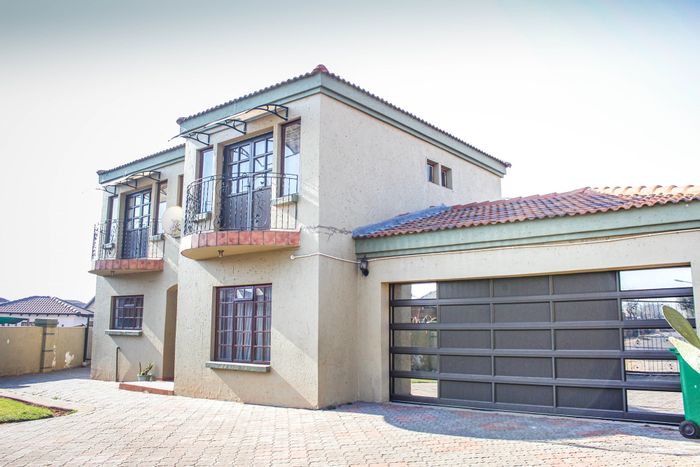 House For Sale in Mineralia: 3 bedrooms, pool, guest suite, and double garage.