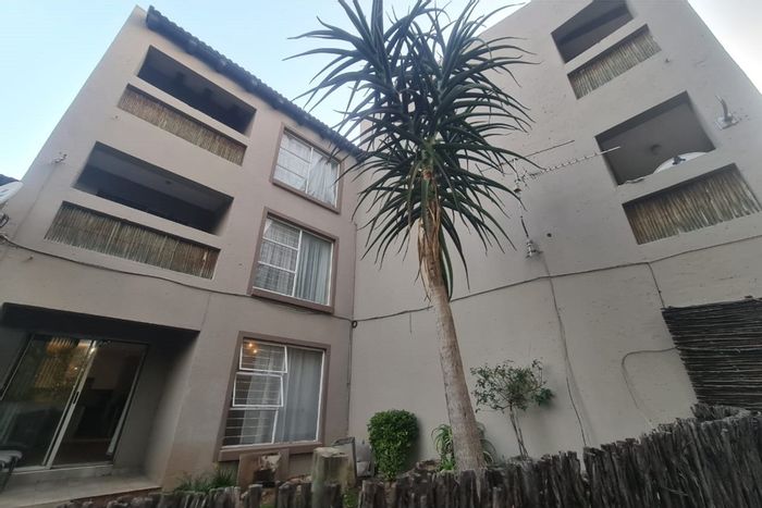 Ferndale Townhouse To Rent: 3 beds, 2 baths, garden access, 2 parking spaces.