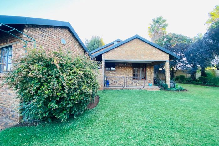 Vanderbijlpark Se House For Sale: 2 beds, garden, patio, garage, security features.