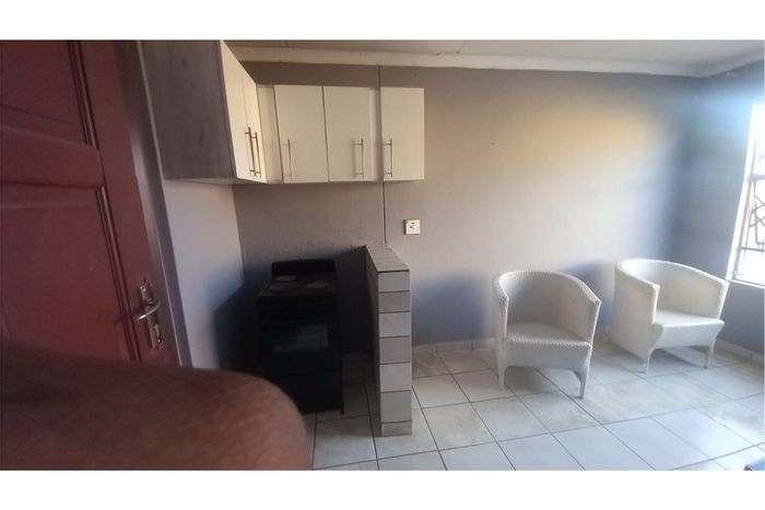 Bachelor apartment in Mahube Valley, secure community, parking, prepaid electricity. To Rent.
