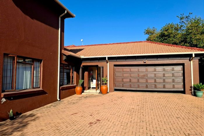 Aerorand House For Sale: Spacious living, double garage, garden space, and security features.