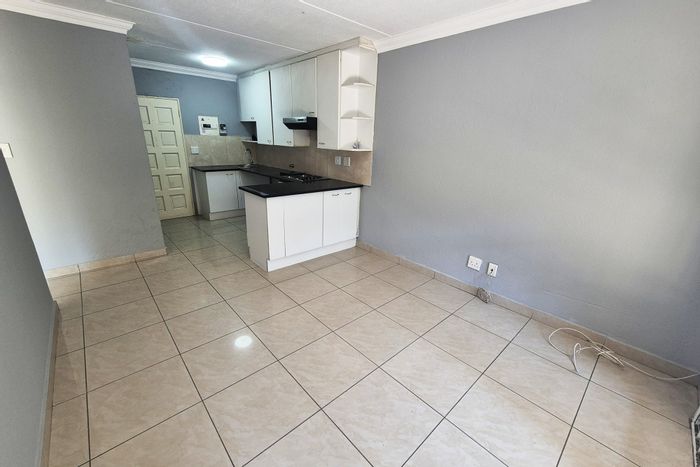 Douglasdale Townhouse For Sale: 2 beds, garden, pools, 24-hour security, parking.