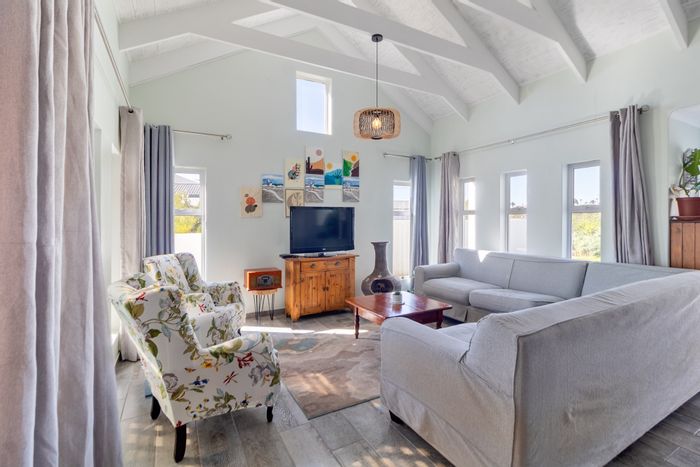 For Sale: House in Shelley Point with golf course views, entertainment area, and security.