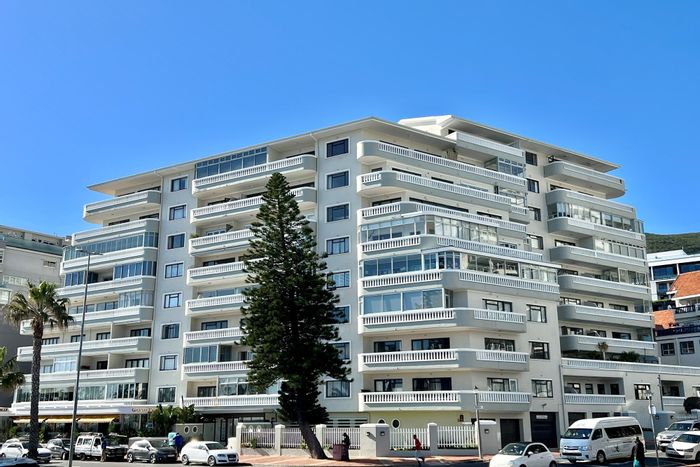 Sea Point Apartment For Sale: 1 Bed, beachfront access, fully furnished, parking available.