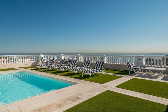 Sea Point Apartment To Rent: 2 beds, gym, rooftop terrace, cinema, pet-friendly.