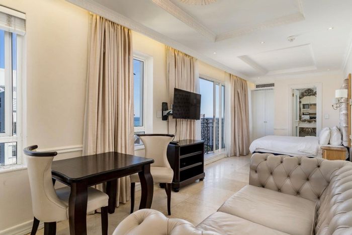 Sea Point Apartment To Rent: Gym, rooftop terrace, cinema, pet-friendly, secure parking.