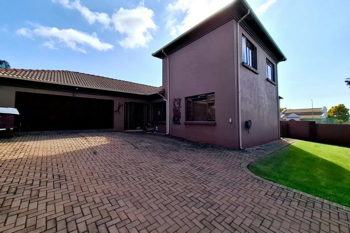 For Sale: House in Aerorand with 3 bedrooms, double garage, and open living spaces.
