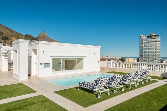 Sea Point Apartment To Rent: Gym, rooftop terrace, cinema, pet-friendly, secure parking.