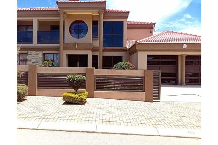 For Sale: 4-Bedroom House in Bendor with double garage and entertainment area.