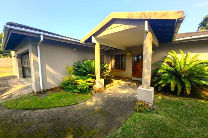 House for Sale in Meer En See: 4 beds, pool, garden, garage, near amenities.