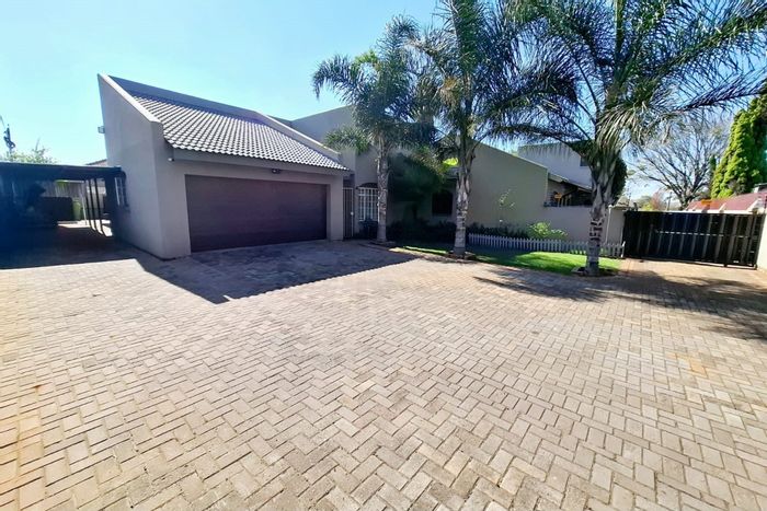Aerorand House For Sale: 3 bedrooms, double garage, secure, private patio with braai.