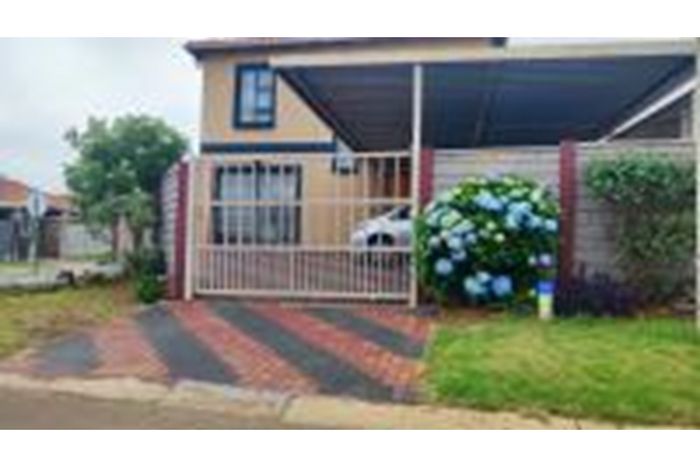 Townhouse for Sale in Leopard's Rest Security Estate with 3 bedrooms and parking.