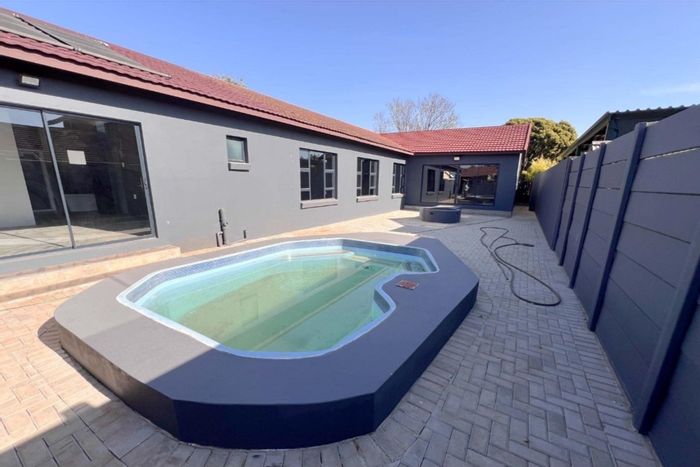 Dennesig House For Sale: 4 bedrooms, pool, boma, double garage, pet-friendly garden.