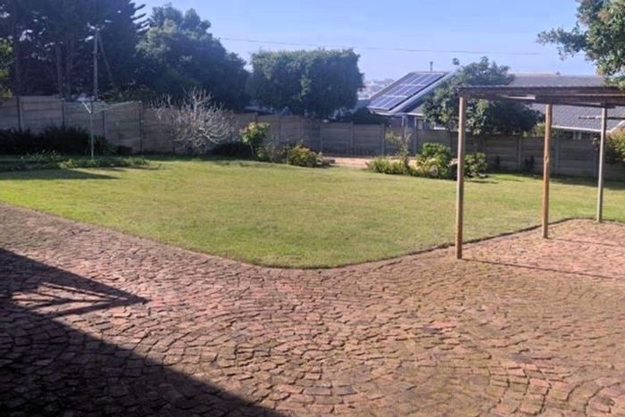 House in Dana Bay To Rent: Spacious garden, open-plan kitchen, 3 bedrooms, parking.