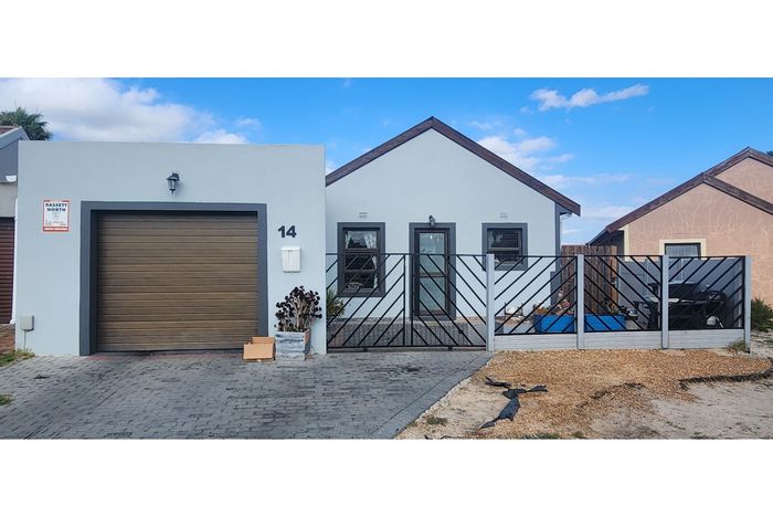 3 Bedroom house for sale in Jagtershof with garage and backyard space.