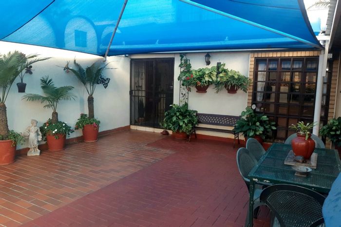 For Sale: Groenkol House with 3 bedrooms, study, garage, and pet-friendly garden.