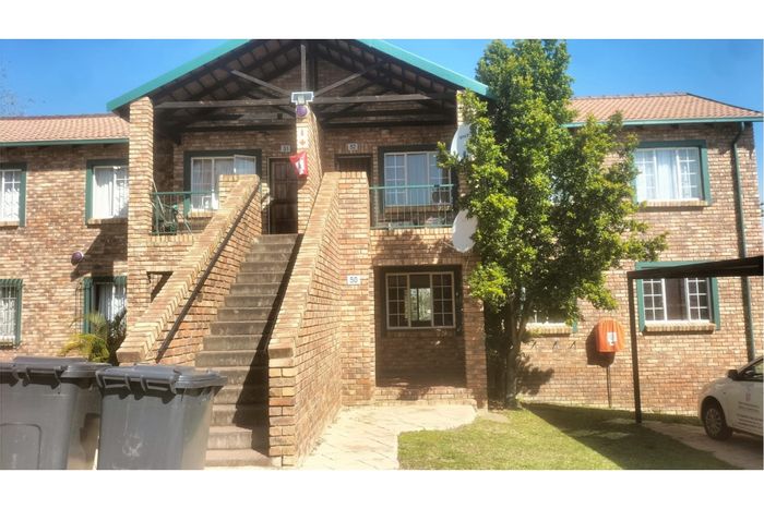 2 Bedroom Apartment To Rent in Rietvalleirand with Pool and Garden Access.