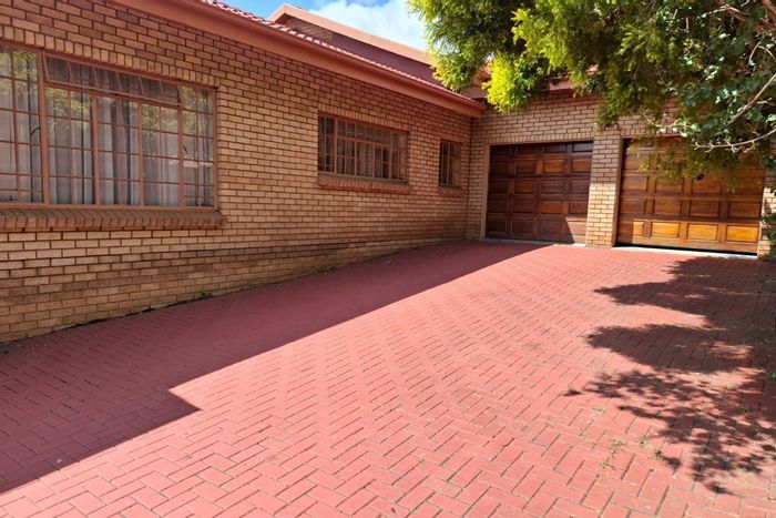 Eastdene House For Sale: Spacious layout, pool, guest suite, and Granny Flat.