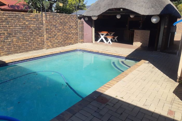 Aerorand House For Sale: Spacious home with flatlet, pool, and ample parking.