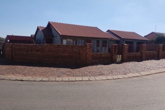 Kagiso House For Sale: 3 Bedrooms, 3 Garages, Spacious Yard, Prime Location.