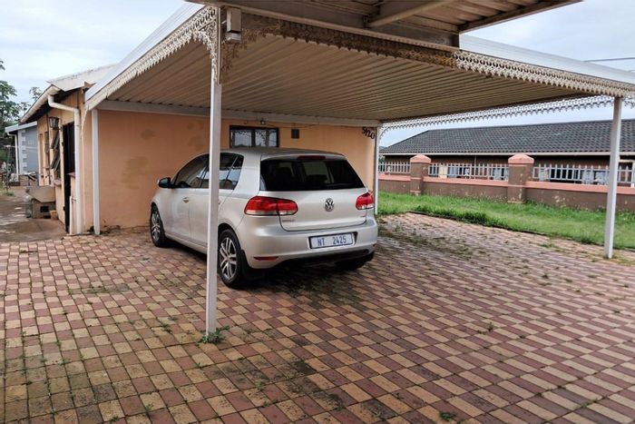 3-Bedroom House To Rent in Orient Hills with parking and water included.