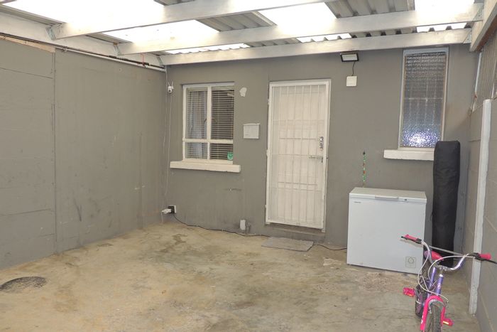 Woodlands Townhouse For Sale: 2 bedrooms, enclosed yard, and covered parking.