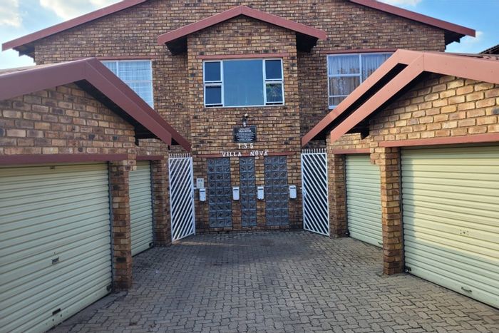 Turffontein Apartment For Sale: 3 Bedrooms, Garage, Close to Schools and Shops.