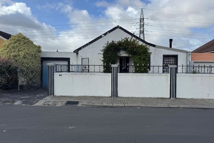 For Sale: Spacious Malibu Village house with 4 bedrooms, flatlet, and entertainment area.