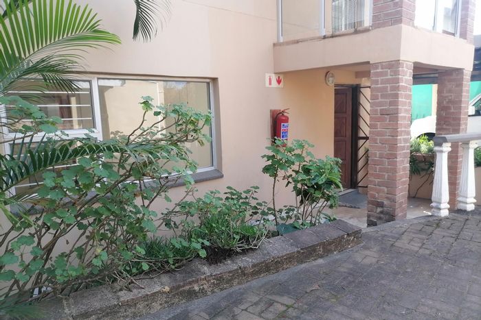 Spacious 2-bedroom apartment in Margate Central, To Rent, includes parking.