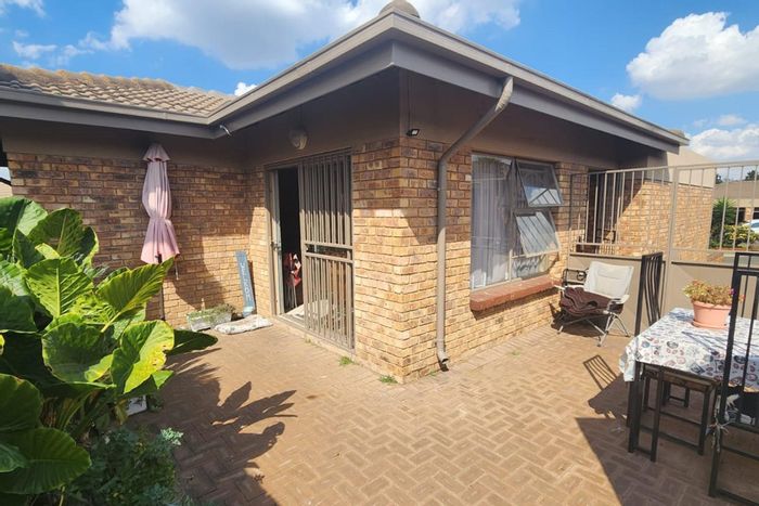Townhouse To Rent in Dalpark Ext 1: 3 Bedrooms, Garden, Double Garage, Security Features.