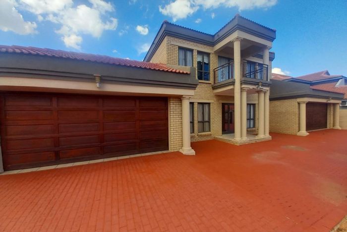 Hillcrest House For Sale: 3 beds, 2 baths, garden, garage, fiber internet.