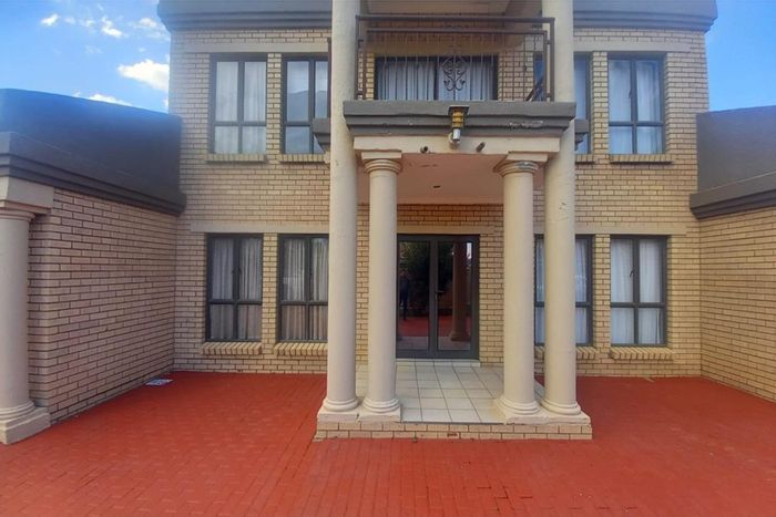 Hillcrest House For Sale: 3 beds, 2 baths, garden, garage, fiber internet.