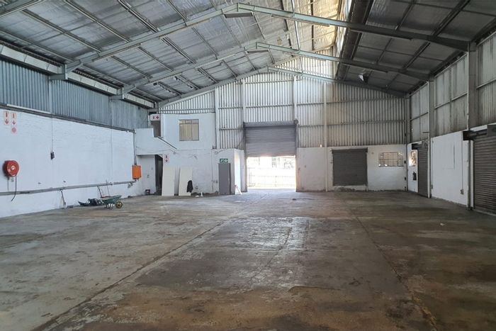 Industrial Warehouse To Rent in Neave Industrial: 1200m², high ceilings, ample yard space.