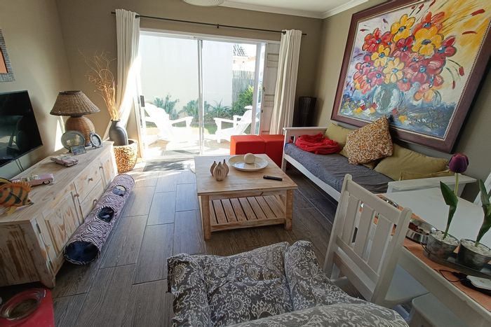 To Rent: House in Sunningdale with pet-friendly garden, garage, and secure location.