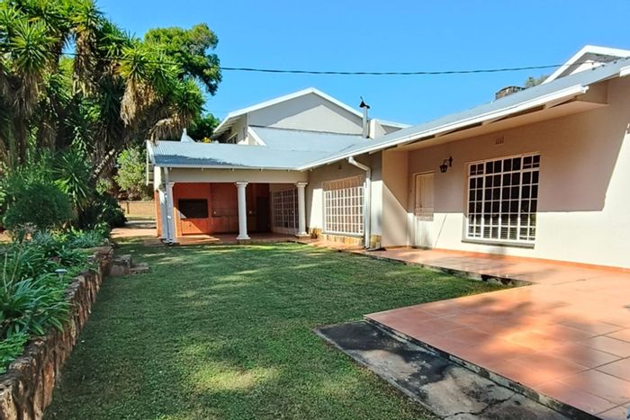 Die Hoewes House To Rent: 4 Bedrooms, garden, patio, garage, and boma area.