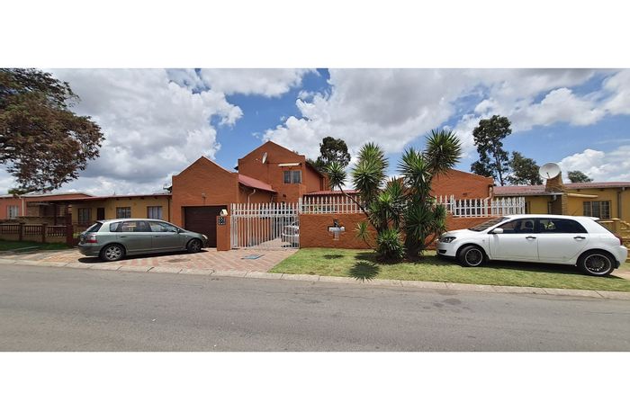 Riverlea House For Sale: Two homes, spacious property, ideal for families or investors.
