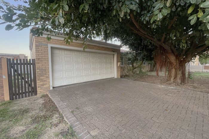 Townhouse To Rent in Windsor Park Estate: 3 bedrooms, large garden, double garage.
