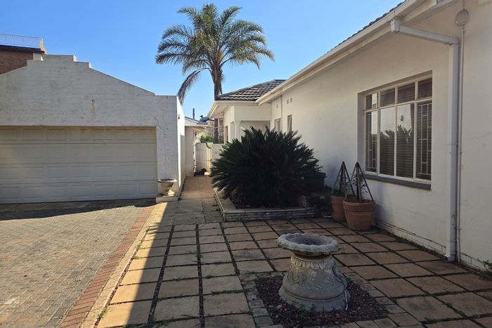 For Sale: House in Kempton Park Ext 4 with open plan living, lapa, and garage.