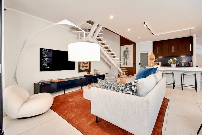 Hyde Park Townhouse To Rent: 2 beds, splash pool, home office, secure complex.