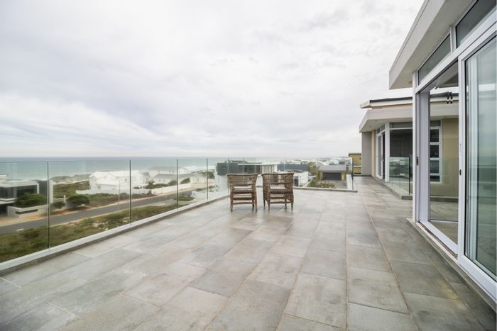 Yzerfontein Central House For Sale: Ocean views, pool, and spacious en-suite bedrooms.