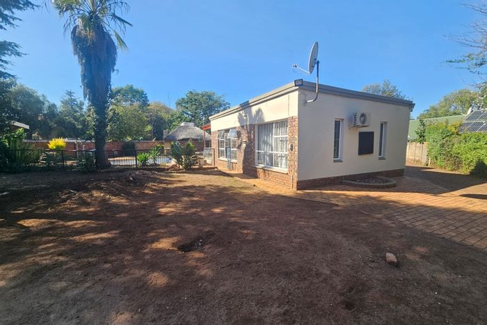Wierda Park House For Sale: 4 beds, pool, lapa, double garage, spacious yard.