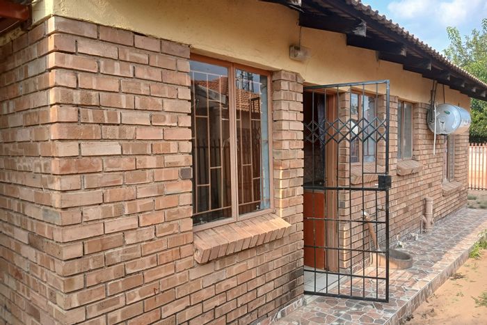 Emdo Park House For Sale: 3 beds, 2 baths, double carport, spacious yard.