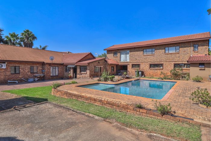 Heuweloord House For Sale: 7 bedrooms, separate flat, pool, corner stand.