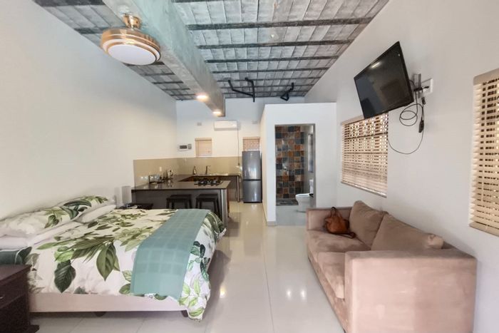 Cottage in Arboretum To Rent: Pool access, furnished, laundry service included.