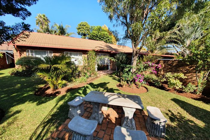 2 Bed, 1 Bath Townhouse in Annlin with pool, garden, garage, and carport.