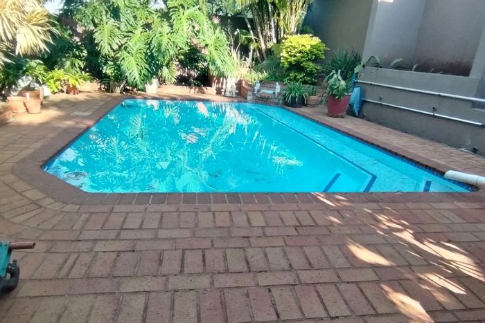 Grantham Park House For Sale: 3 bedrooms, pool, double garage, security features.