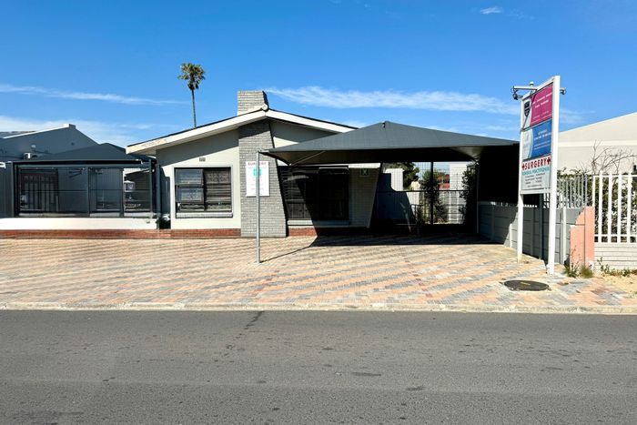 De Kuilen Office To Rent: 108sqm, air conditioning, secure parking, and kitchen.