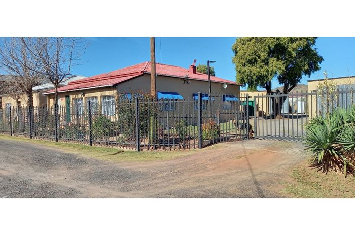 For Sale: House in Steynsburg Central with inverter, borehole, and furnished interiors.