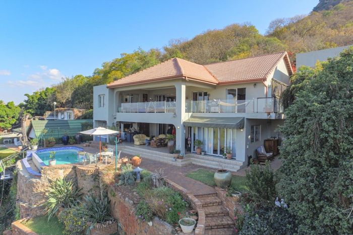 Kosmos House For Sale: 4 beds, pool, flatlet, garden, solar amenities.